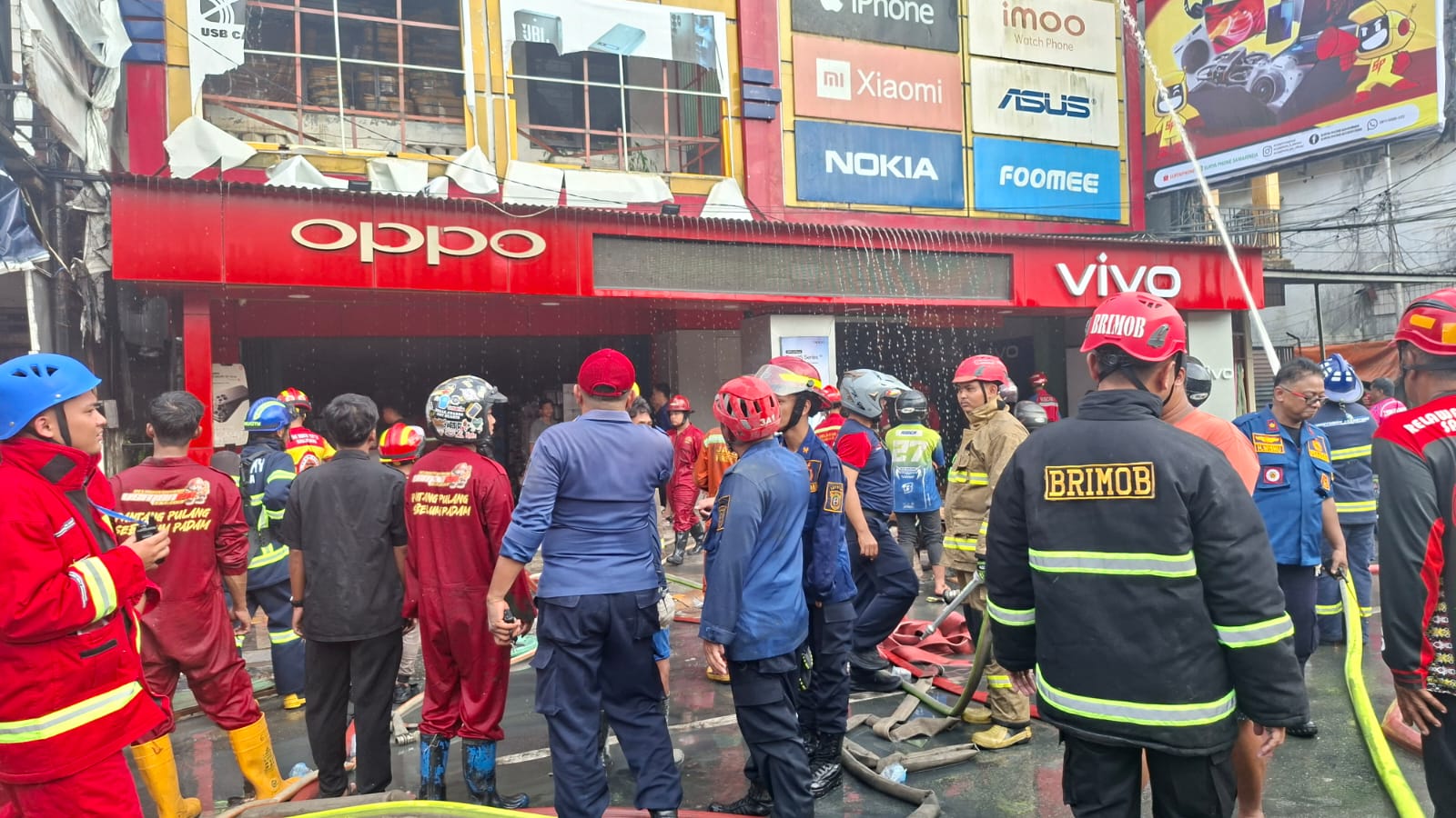 Gerak Cepat Tim Respon Bencana Brimob Kaltim Tangani Kebakaran di Toko Surya Phone Samarinda