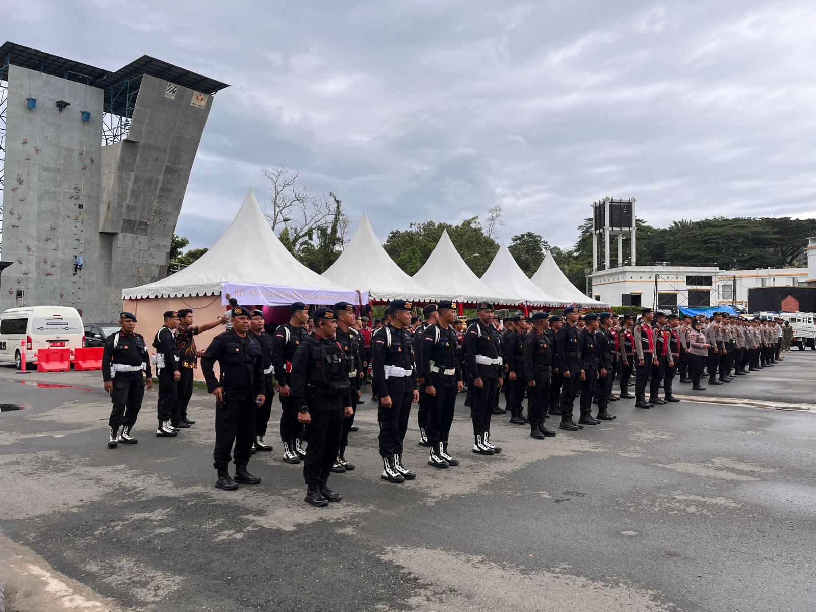 Batalyon A Brimob Kaltim Laksanakan Pengamanan Pagelaran Wayang Kulit di BSCC Dome Kota Balikpapan