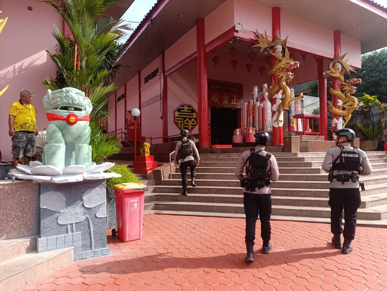 Pastikan Khidmat Perayaan Imlek, Detasemen Gegana Brimob Kaltim Amankan Vihara Buddha Manggala Balikpapan
