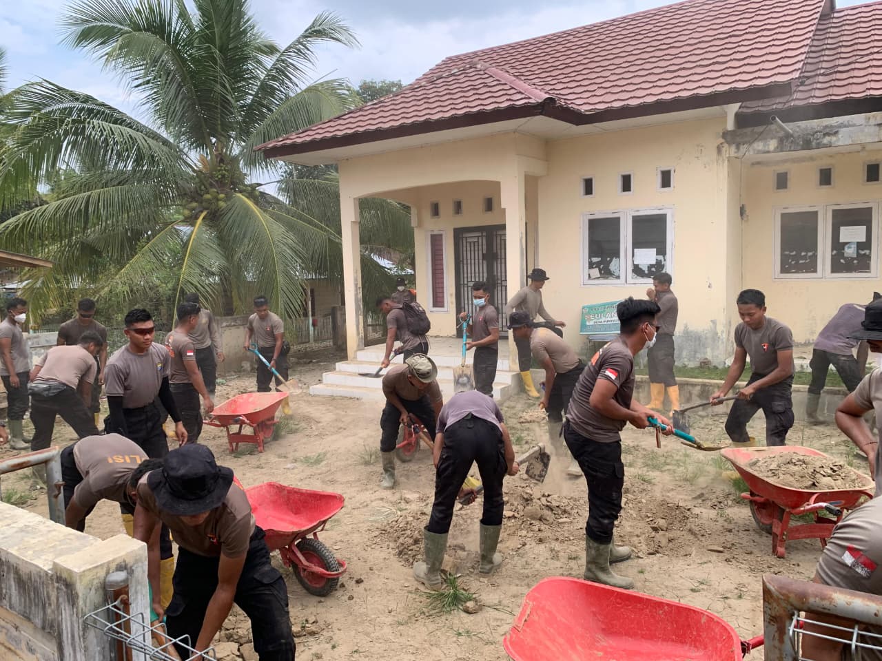 Pulihkan Fasilitas Kesehatan, Personel BKO Brimob Kaltim Bersihkan Lumpur di Posyandu Seulanga Aceh Utara