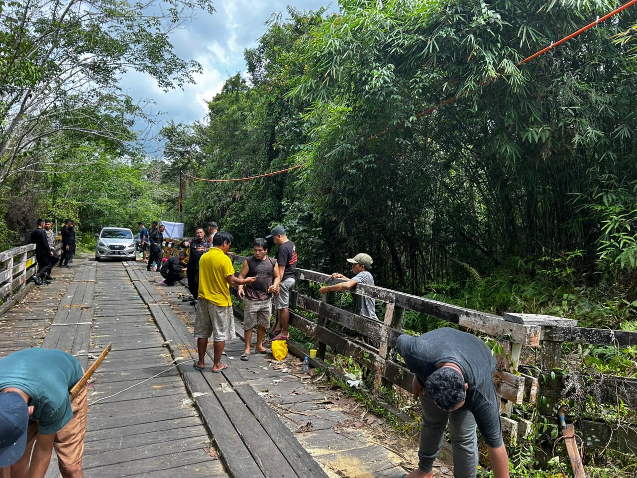 Percepat Akses Transportasi Desa, Kompi 2 Batalyon B Pelopor Revitalisasi Jembatan Sungai Lungau di Kutai Barat
