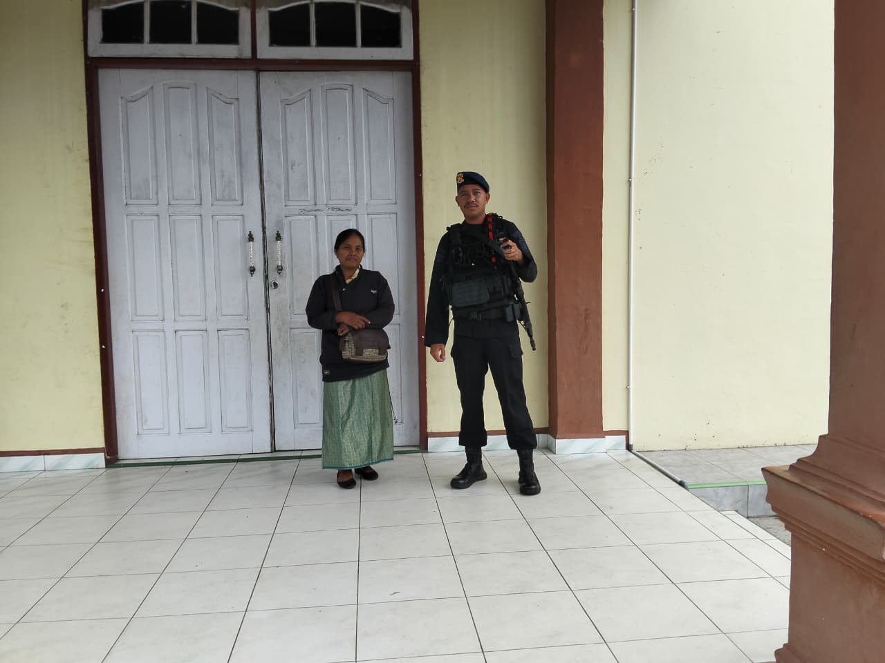 Pastikan Keamanan Ibadah, Brimob Batalyon C Pelopor Kawal Gereja-Gereja di Tanah Grogot