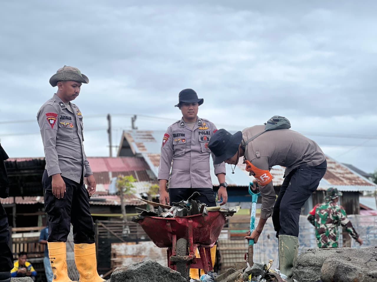Aksi Nyata di Tanah Rencong: Satbrimob Polda Kaltim Bersihkan Pantai TPI Pusong dan Ujong Blang
