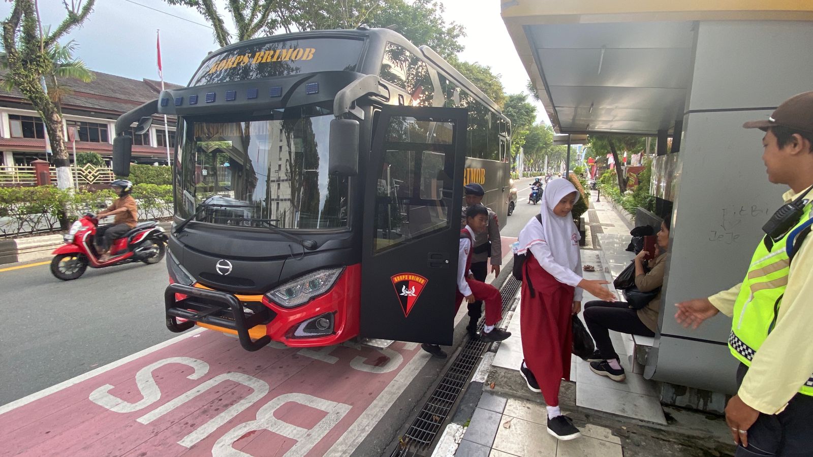 Bus Sekolah Gratis Brimob Jadi Kebanggaan Warga Kota Balikpapan