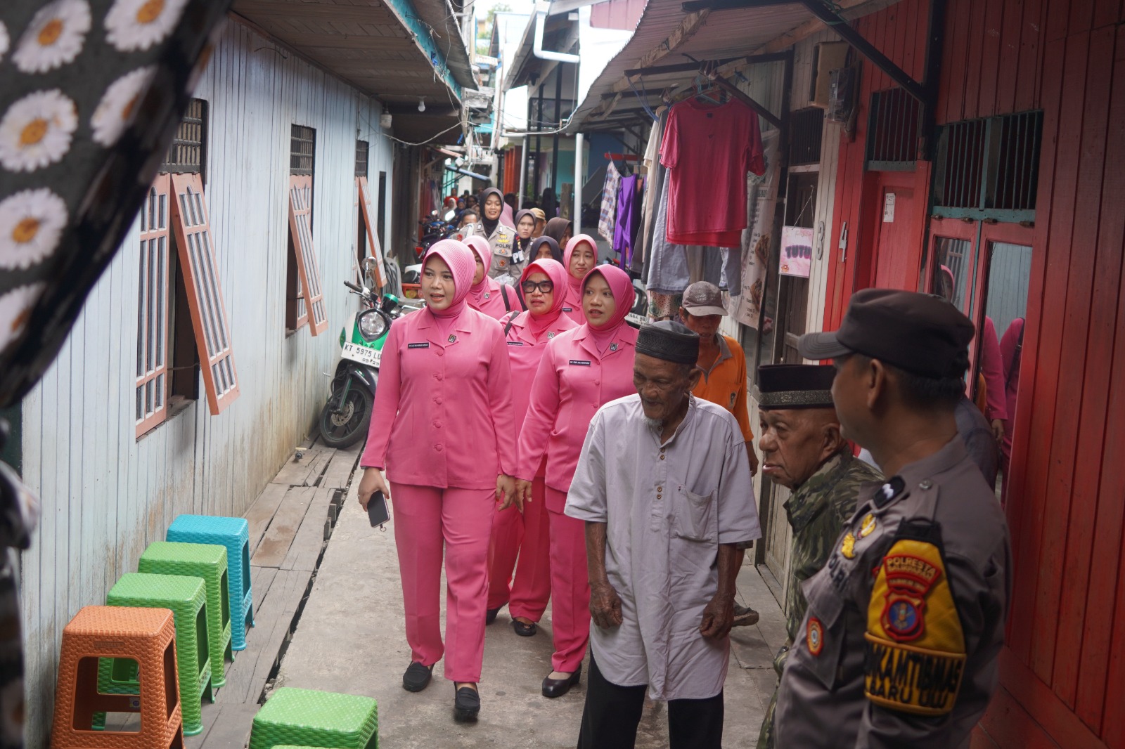 Wujud Kepedulian Nyata: Sinergi Polwan dan Bhayangkari Brimob Kaltim Salurkan Bansos di Baru Ulu