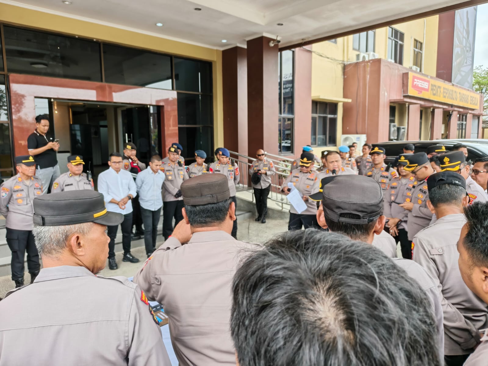 Kawal Aksi “Geram”, Satu SSK Brimob Batalyon B Pelopor Perketat Keamanan di Mako Polresta Samarinda