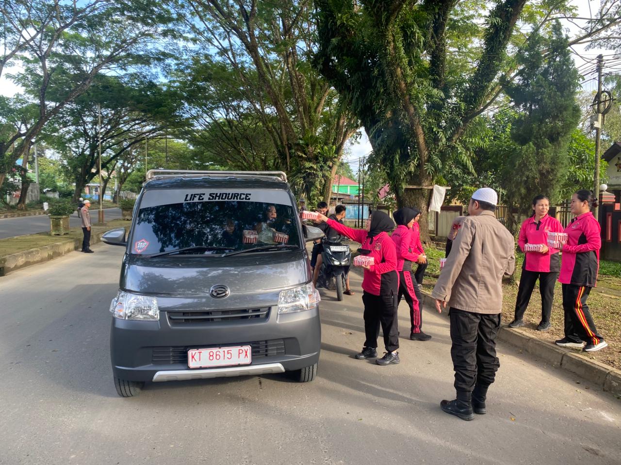 Tebar Kebaikan di Bulan Ramadan, Brimob Kutai Barat dan Bhayangkari Berbagi Takjil untuk Masyarakat