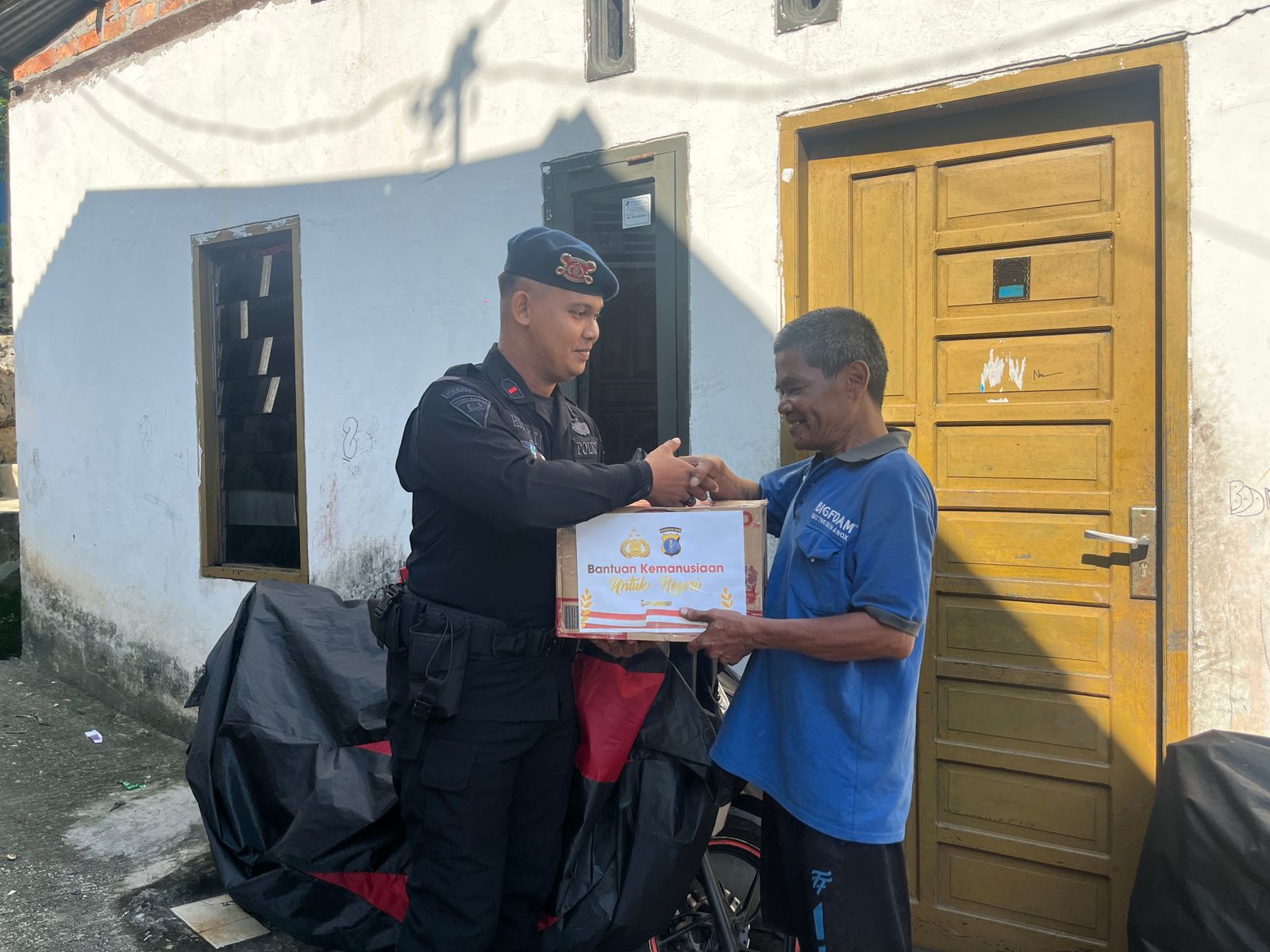 Jumat Berkah di Bulan Puasa, Brimob Balikpapan Bagikan Sembako untuk Warga Membutuhkan