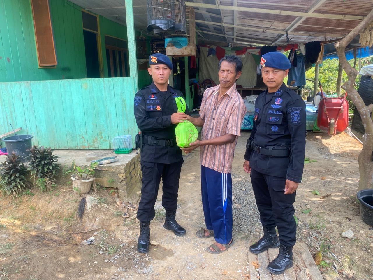 Menebar Kebaikan di “Jumat Berkah”, Personel Brimob Paser Sambangi Warga Prasejahtera di Tana Grogot