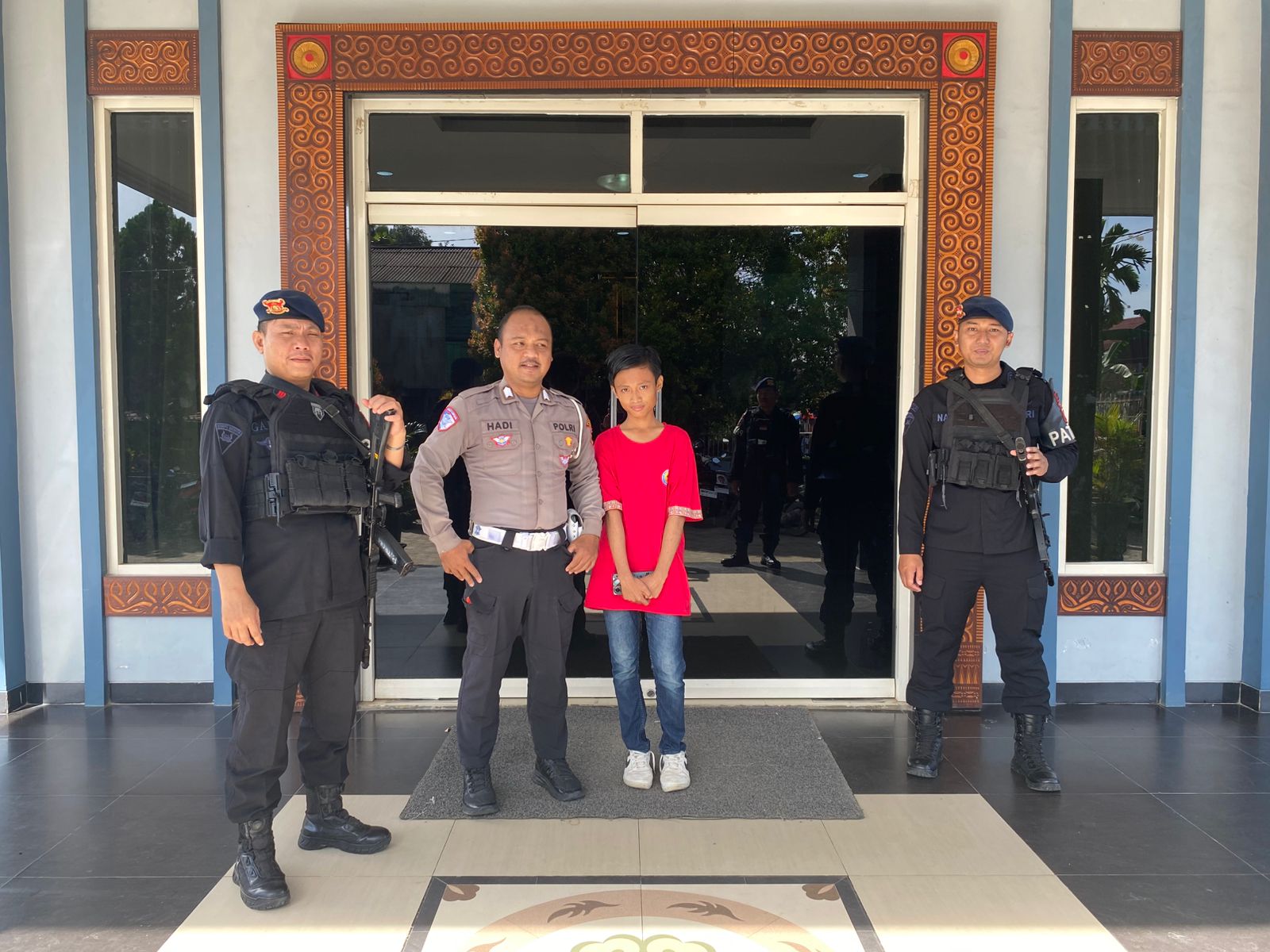 Jamin Kekhusyukan Ibadah Minggu, Brimob Batalyon B Pelopor Samarinda Perketat Pengamanan Gereja