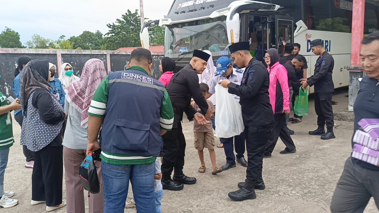 Brimob Berau Berbagi Keberkahan: Gelar Takjil dan Cek Kesehatan Gratis bagi Pemudik di Pool Damri Rinding