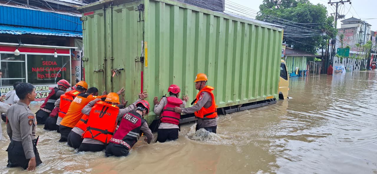 Hujan Deras Picu Banjir di MT. Haryono Balikpapan, Brimob Sigap Evakuasi Warga