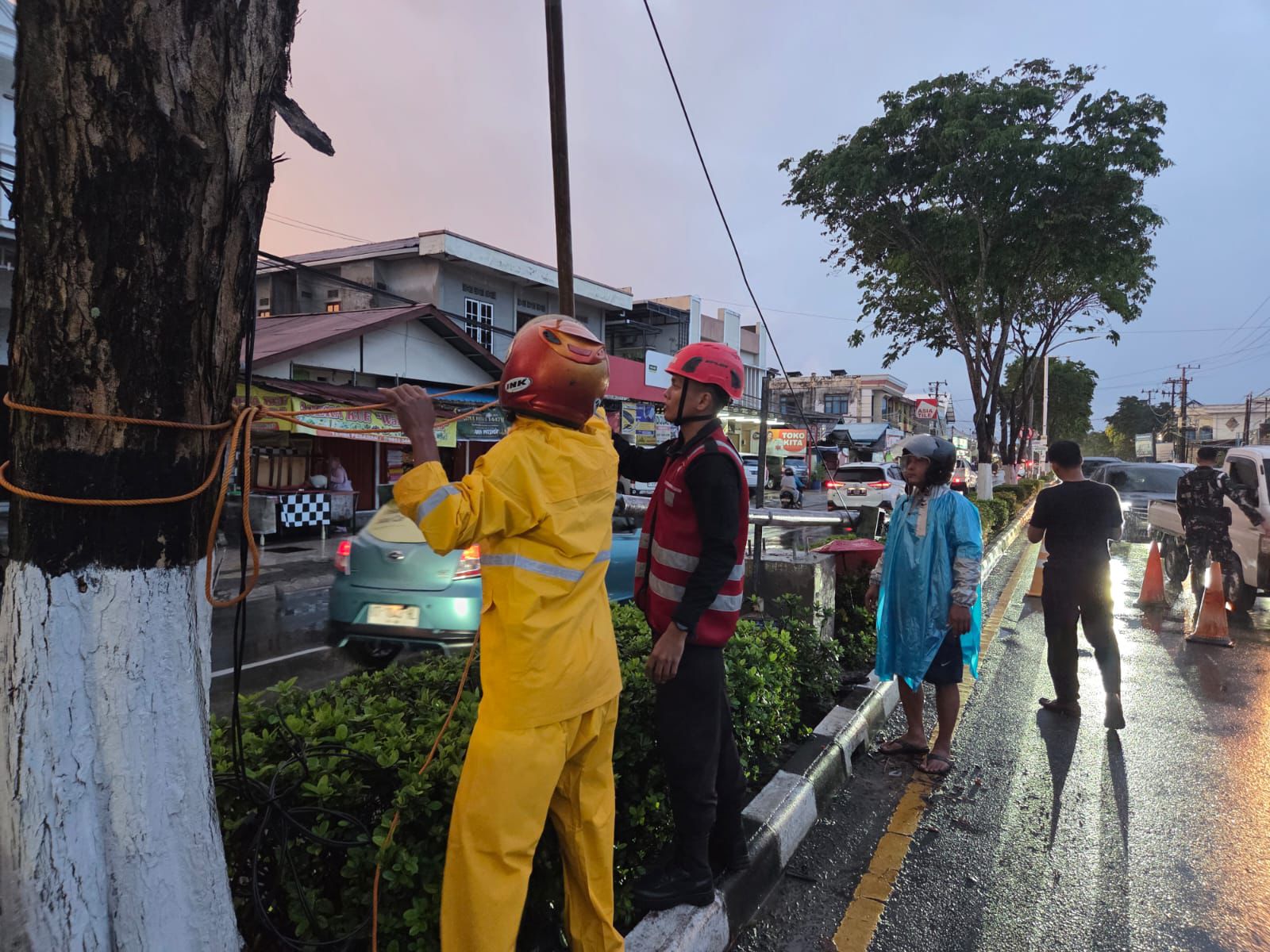 Brimob Evakuasi Cepat Tiang Lampu Jalan Tumbang di Sepinggan Kota Balikpapan