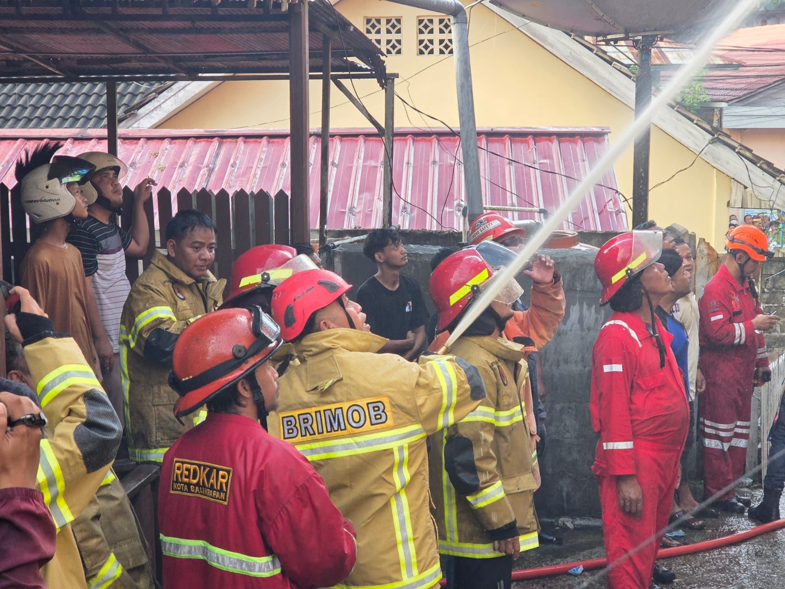 KEBAKARAN RUMAH DI KR. JATI BALIKPAPAN, BATALYON A BRIMOB KALTIM CEPAT TANGGAP BANTU PADAMKAN API
