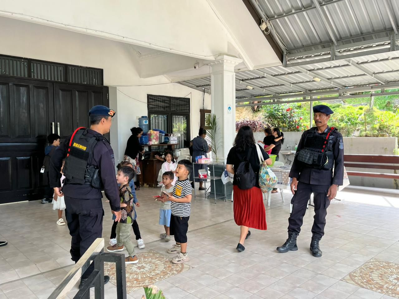 JAMIN KEAMANAN IBADAH MINGGU DI BALIKPAPAN, BATALYON A BRIMOB KALTIM PATROLI RUTIN GEREJA