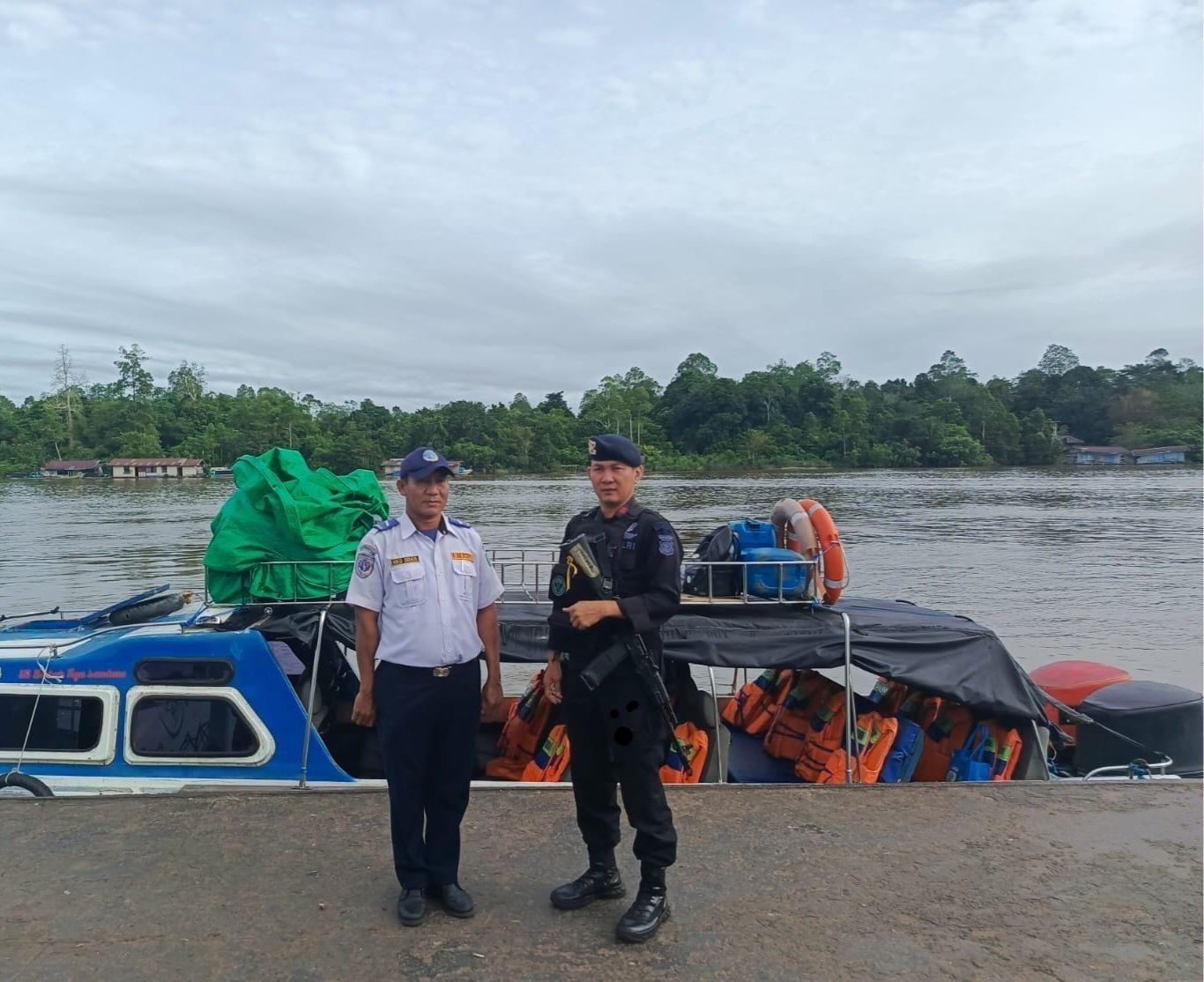 Perketat Keamanan di Kutai Barat, Personel Kompi 2 Brimob Kaltim Patroli di Objek Vital Melak