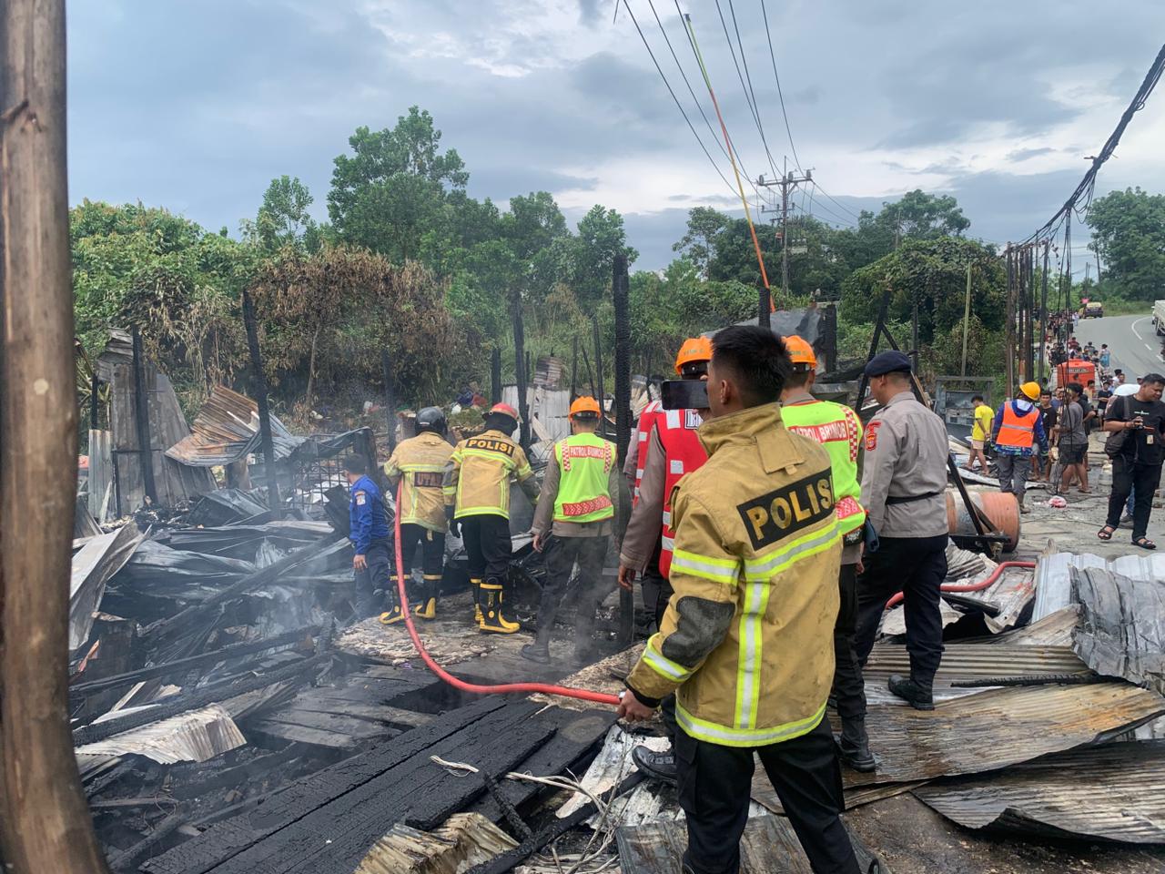 Respon Cepat Tim Respon Bencana Batalyon C Pelopor Brimob Kaltim Padamkan Kebakaran di Kariangau