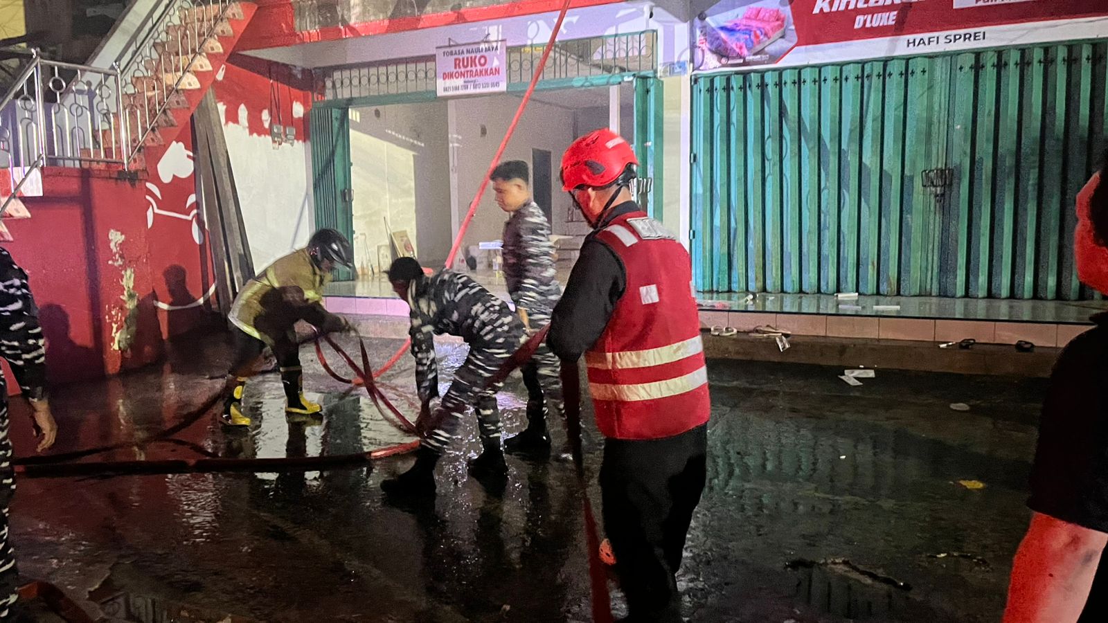 KEBAKARAN HEBAT LANDA KARANGREJO BALIKPAPAN, BRIMOB BANTU PADAMKAN API DAN EVAKUASI