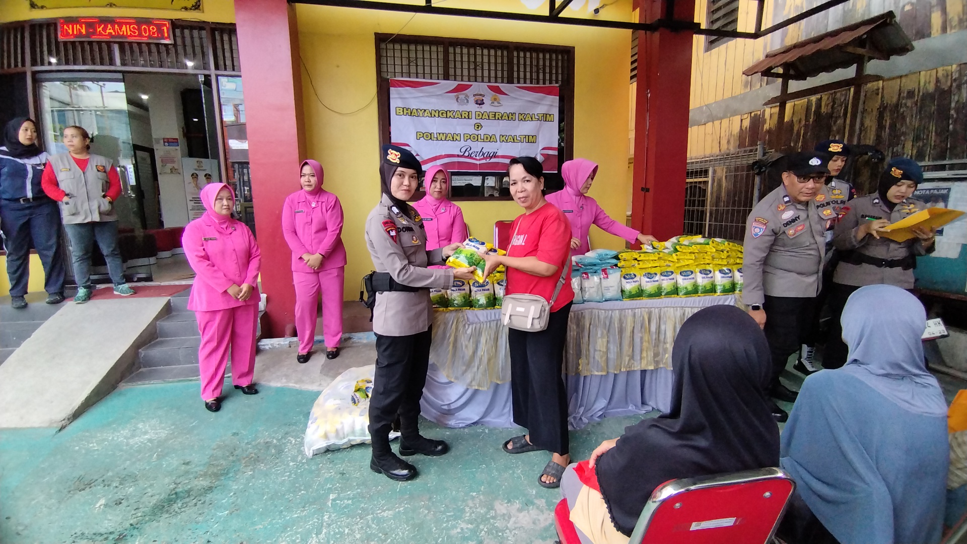 Wujudkan Kepedulian, Bhayangkari dan Polwan Brimob Kaltim Salurkan Ratusan Kilogram Gula untuk Warga Gunung Sari Ilir