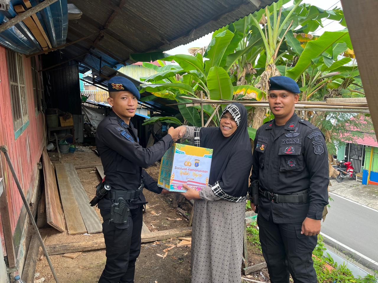 Jelang Idul Fitri, Brimob Salurkan Sembako kepada Warga Kurang Mampu Di Balikpapan