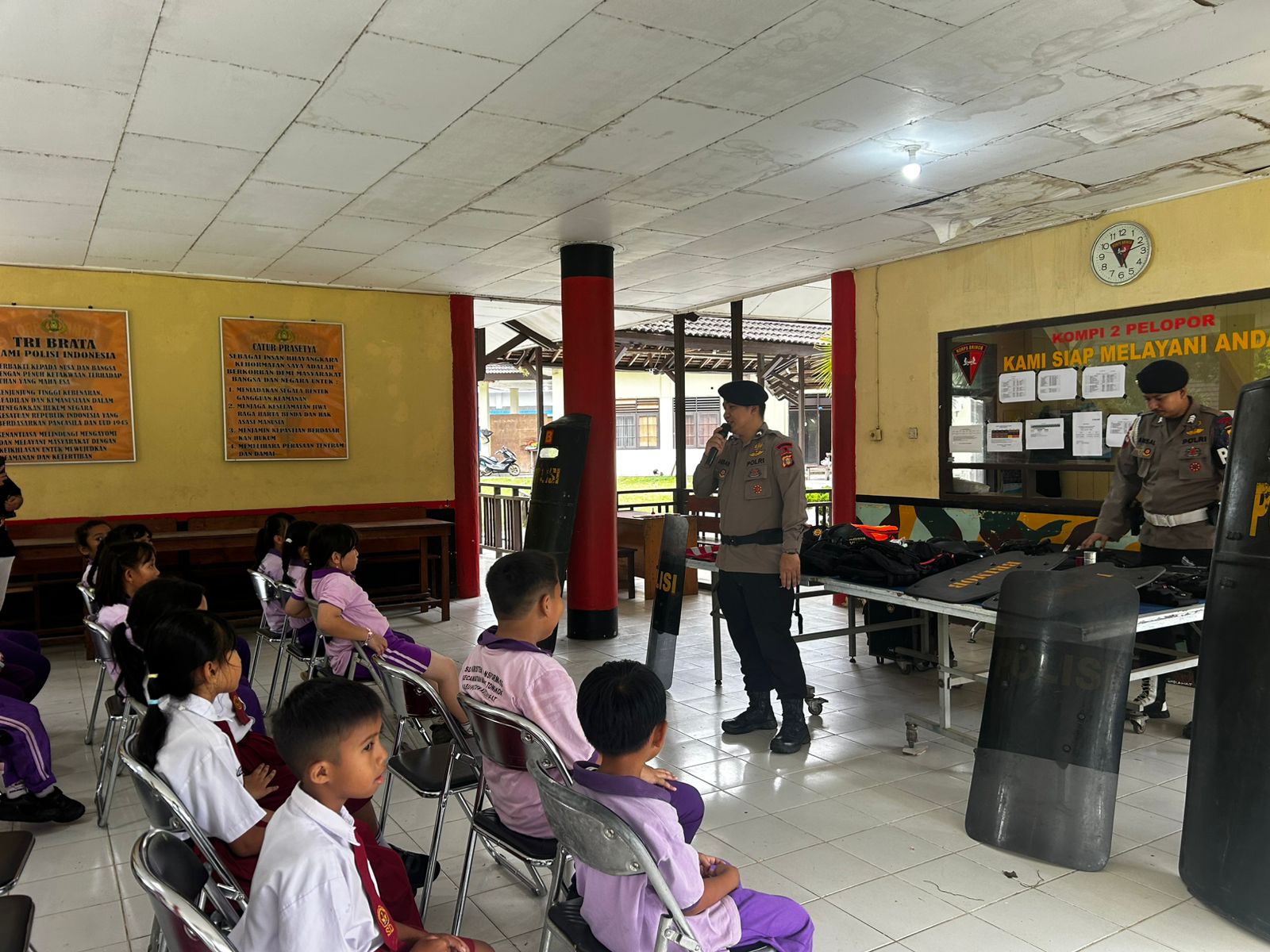 Tumbuhkan Jiwa Nasionalisme, Brimob Kompi 2 Batalyon B Pelopor Kutai Barat Edukasi Siswa SD Transformasi