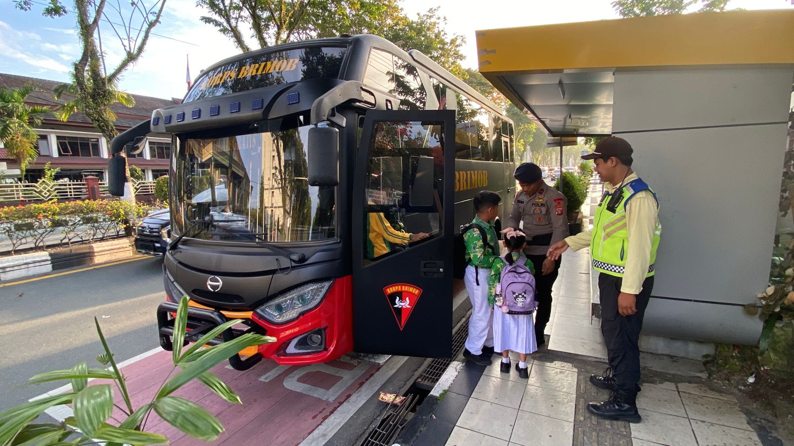 BUS SEKOLAH GRATIS, BRIMOB DUKUNG PENDIDIKAN ANAK DI KOTA BALIKPAPAN