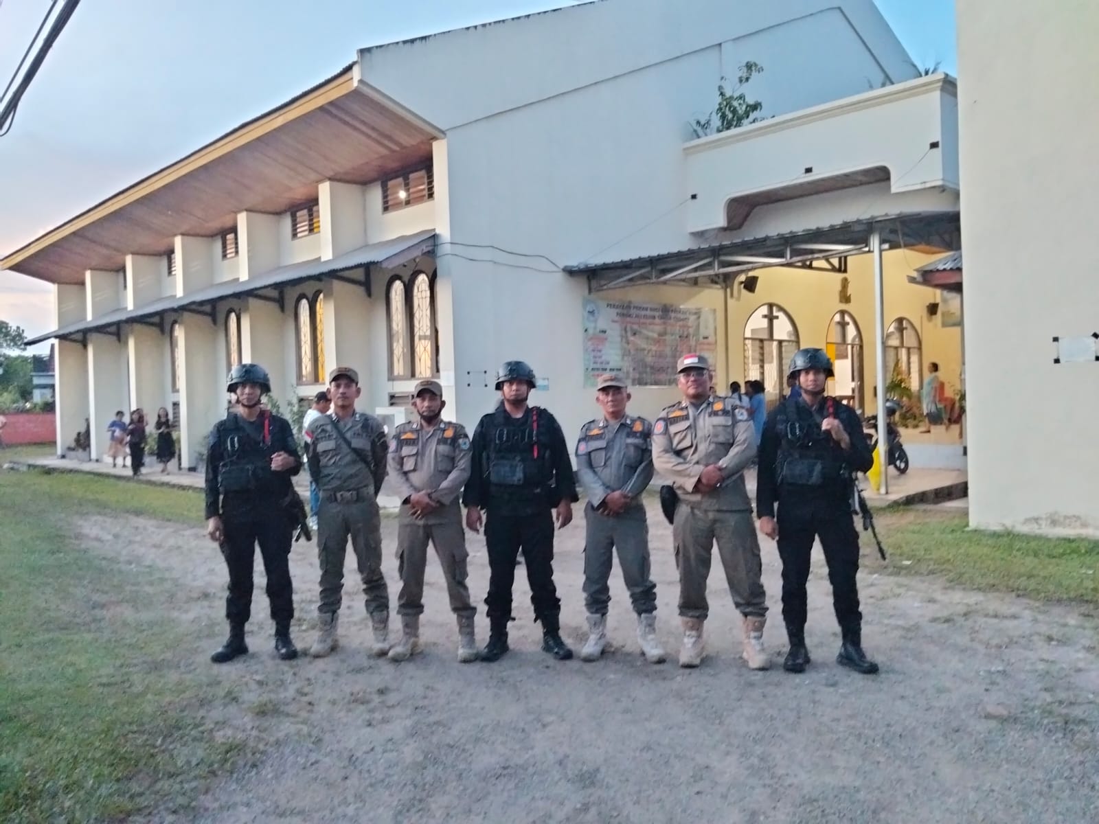 Jamin Keamanan Malam Paskah di Tanah Grogot, Brimob Paser Perketat Pengamanan Gereja