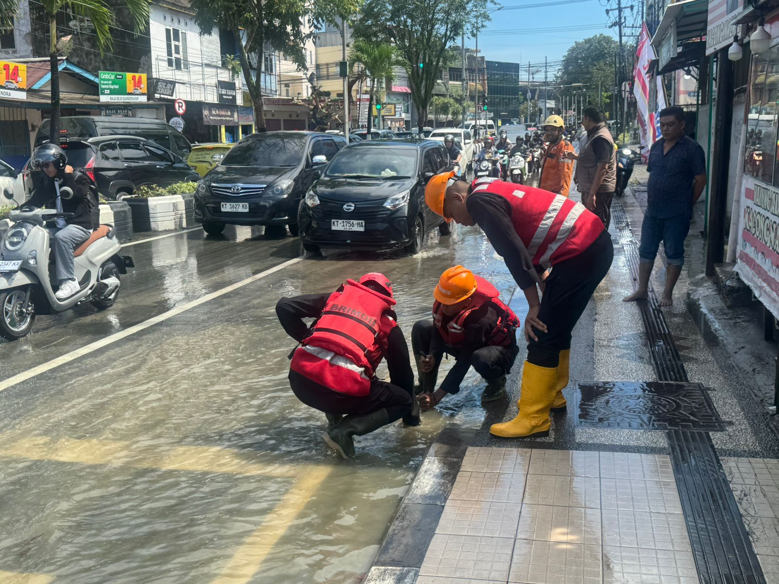 Banjir MT. Haryono Balikpapan, Brimob Atur Lalu Lintas Hingga Bersihkan Drainase