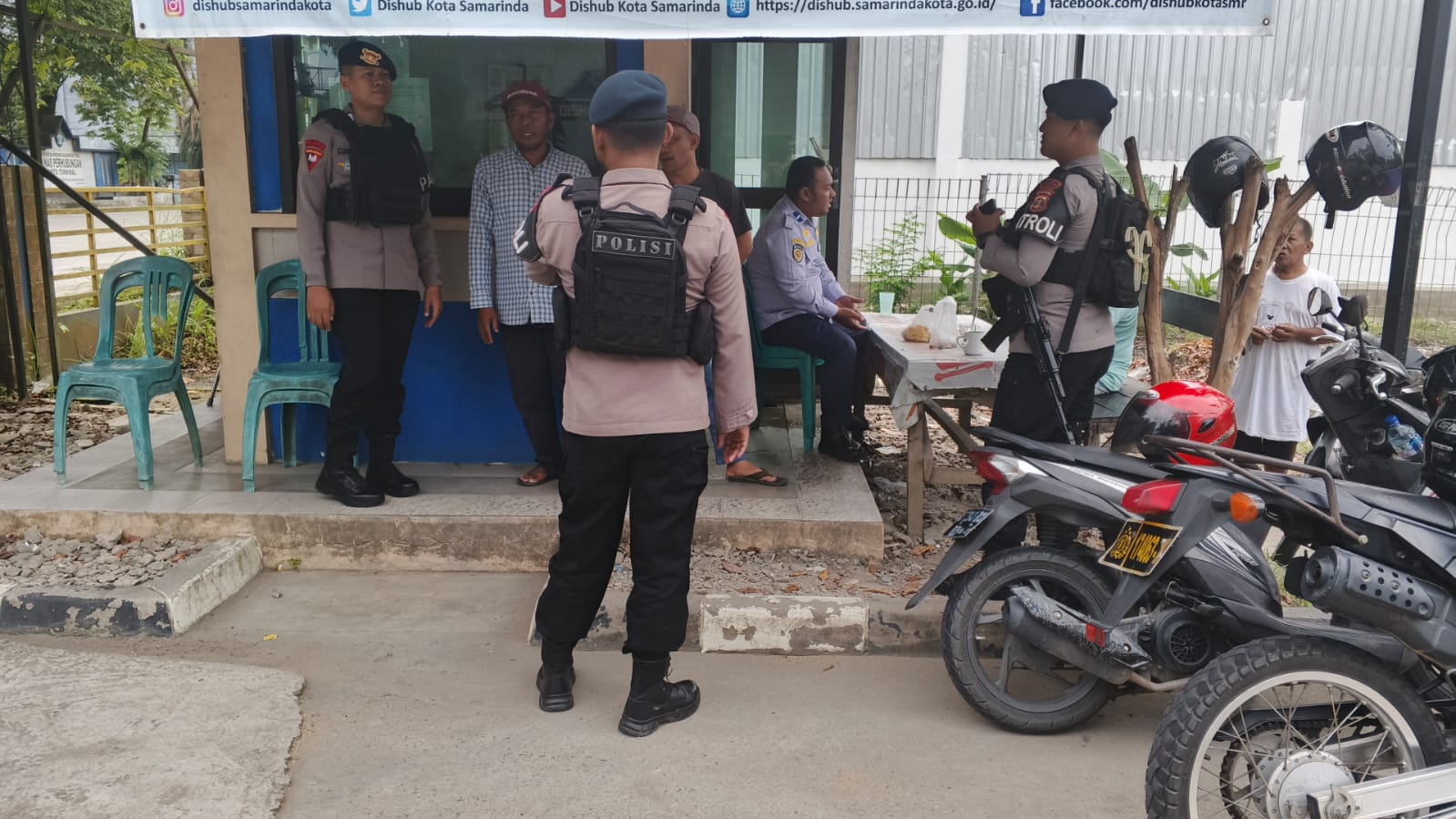 Pererat Silaturahmi, Personel Batalyon B Pelopor Brimob Kaltim Gelar Patroli Sambang Warga di Sungai Kunjang