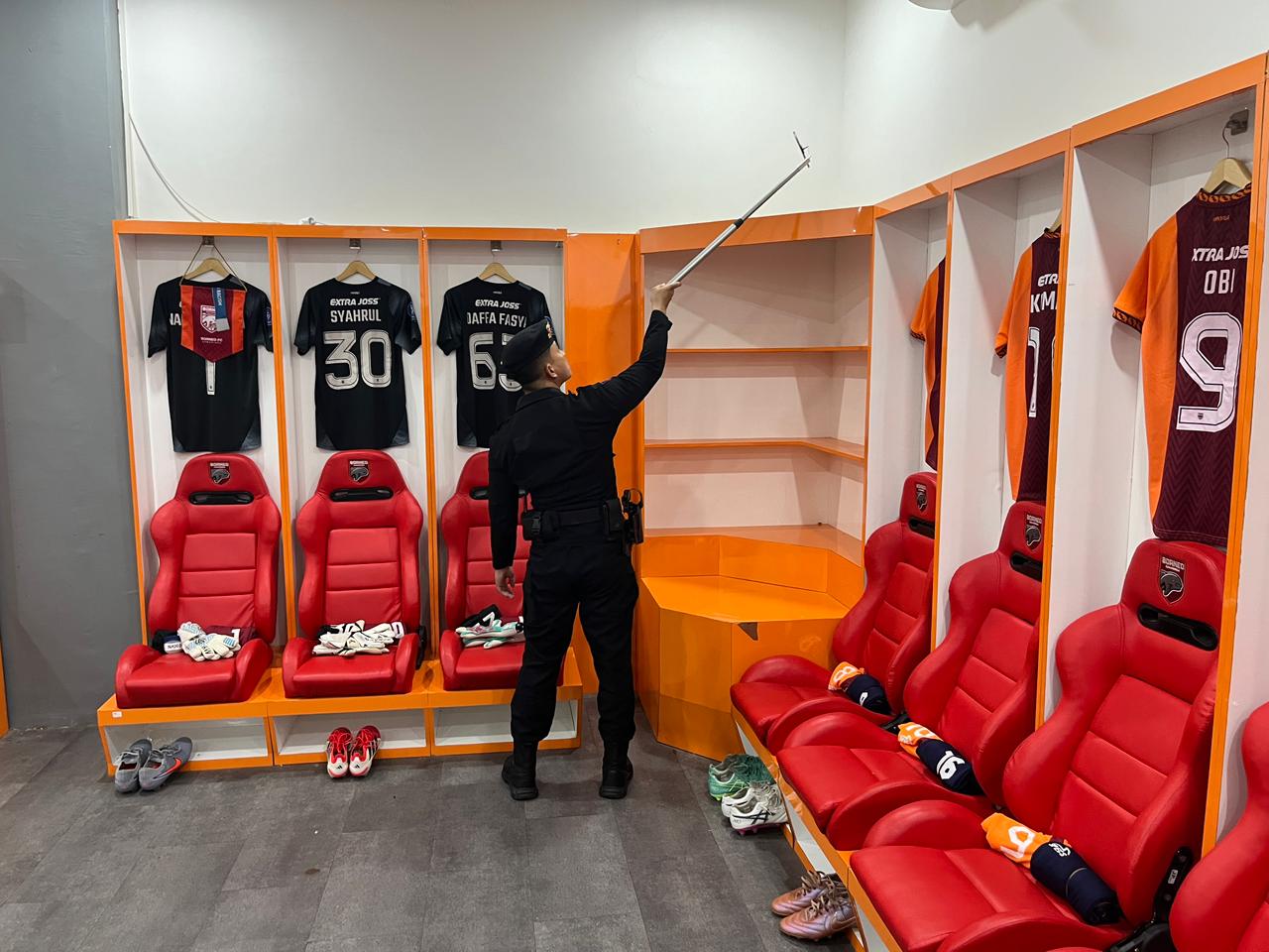 Kawal Kemenangan Telak Borneo FC, Brimob Kaltim Pastikan Laga di Stadion Segiri Aman Terkendali