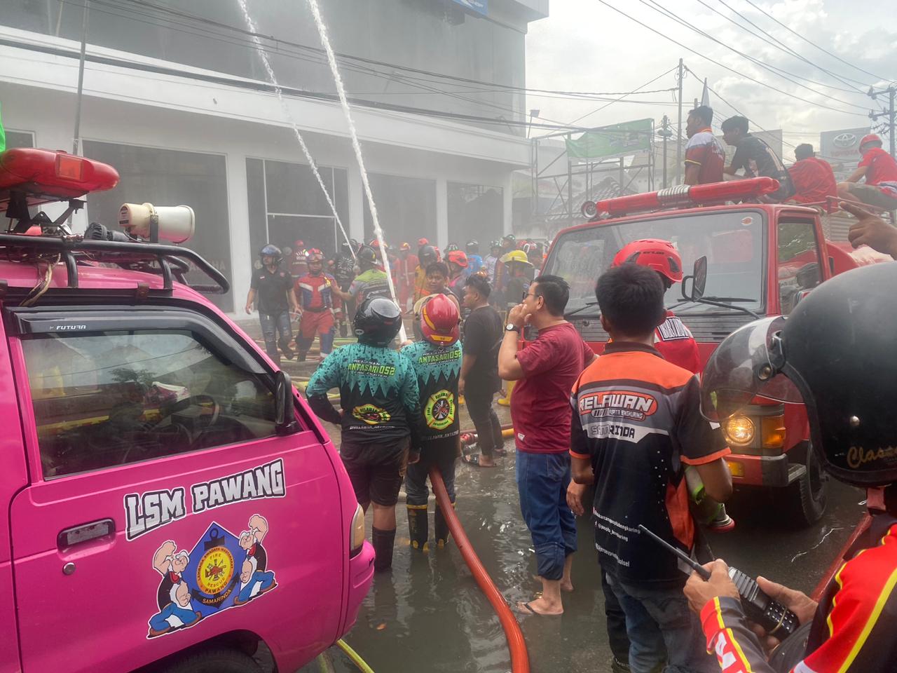 Gerak Cepat Tim Respon Bencana Brimob Kaltim Jinakkan Api di Dealer Yamaha Samarinda Ulu