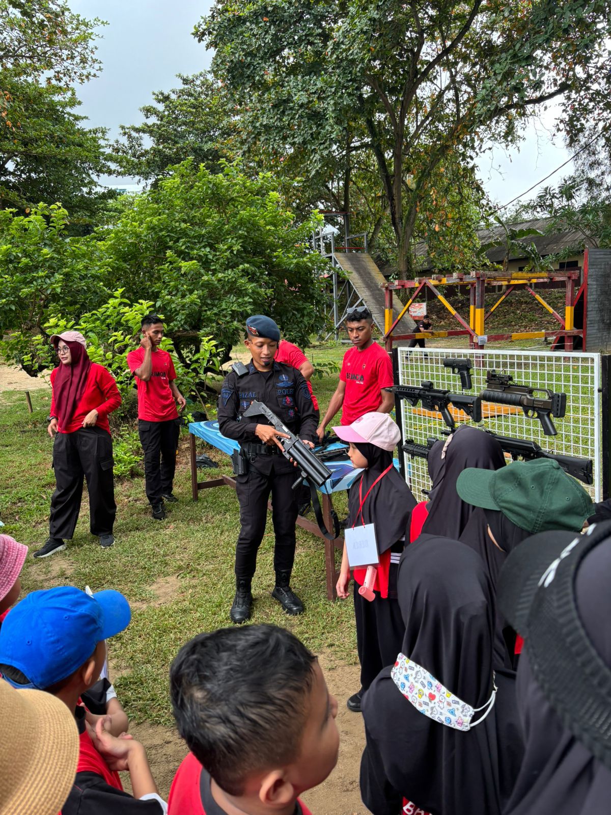 Bareng Brimob, Siswa SD Nasional KPS Balikpapan Gelar Outdoor Learning