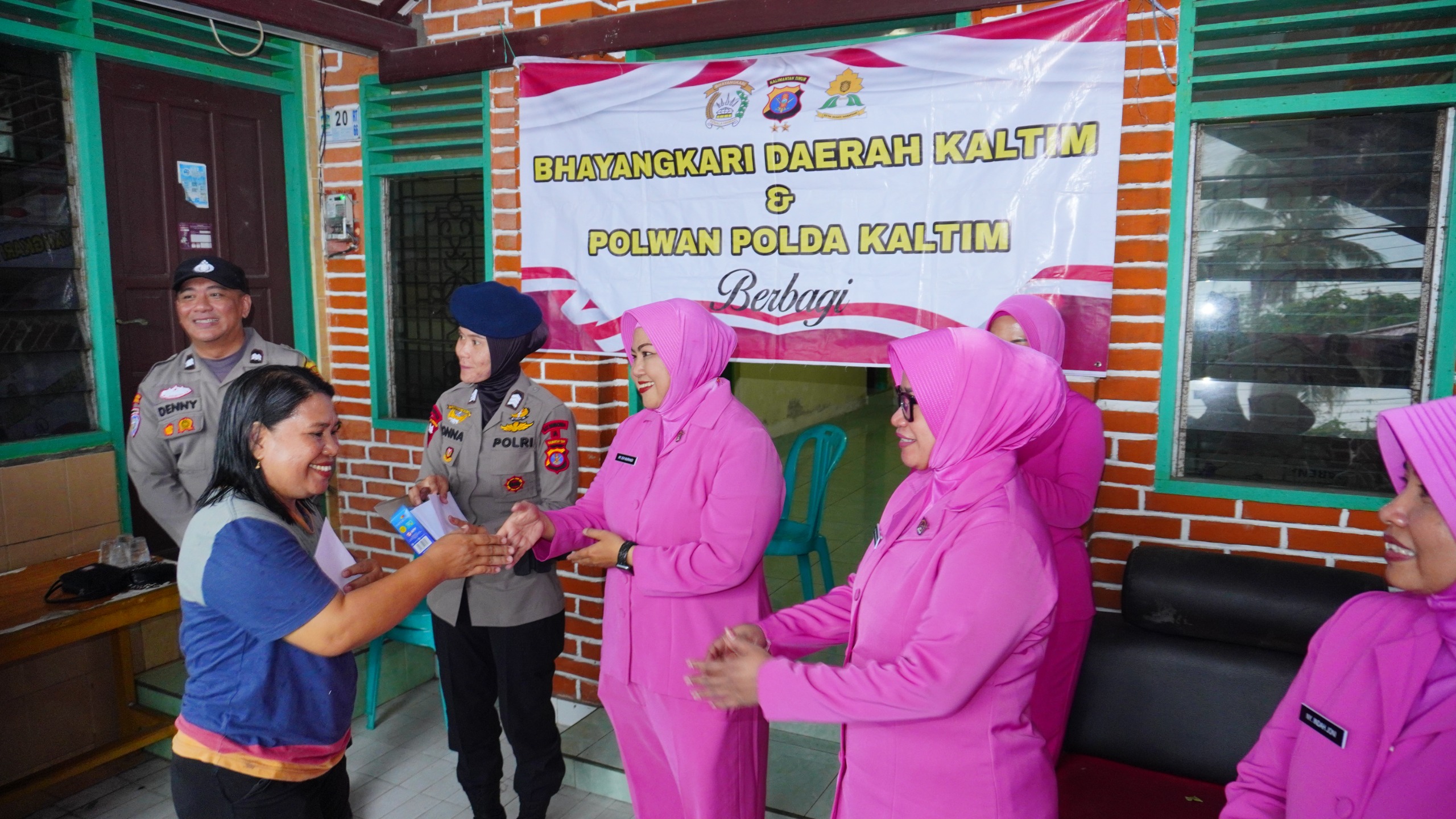 Wujudkan Kepedulian, Polwan dan Bhayangkari Cabang Satbrimobda Kaltim Salurkan Bansos untuk Warga Balikpapan