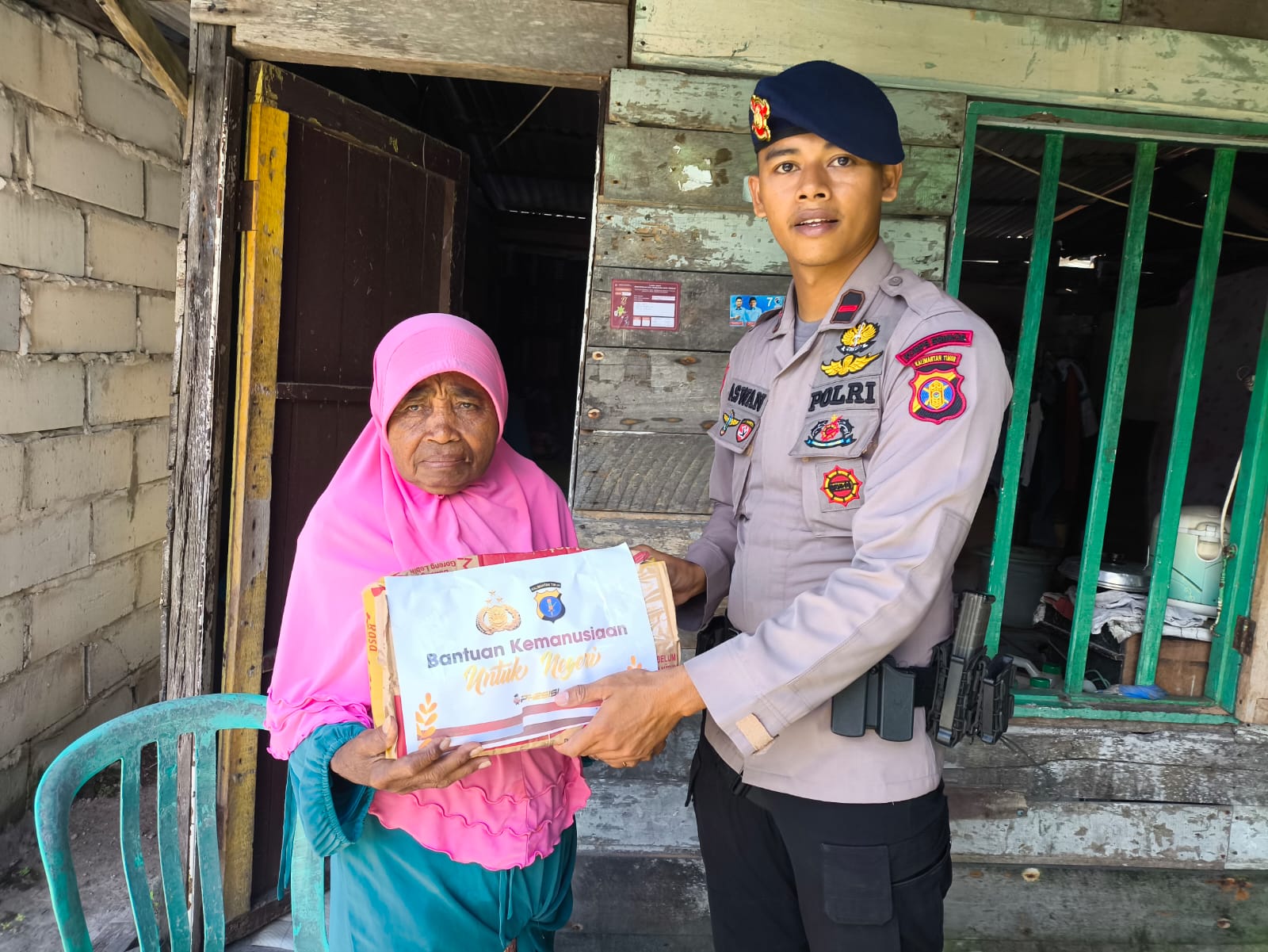 Sentuhan Kemanusiaan di Samarinda Seberang, Batalyon B Pelopor Satbrimob Polda Kaltim Salurkan Bapokting