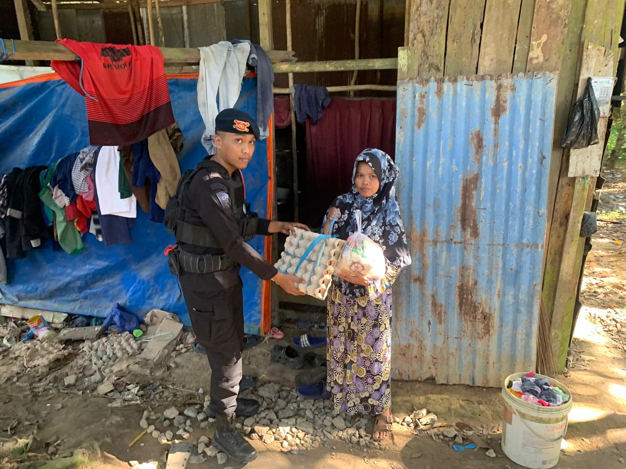 Bakti Brimob Untuk Negeri, Personel Kompi 1 Batalyon C Pelopor Salurkan Bantuan di Balikpapan Utara