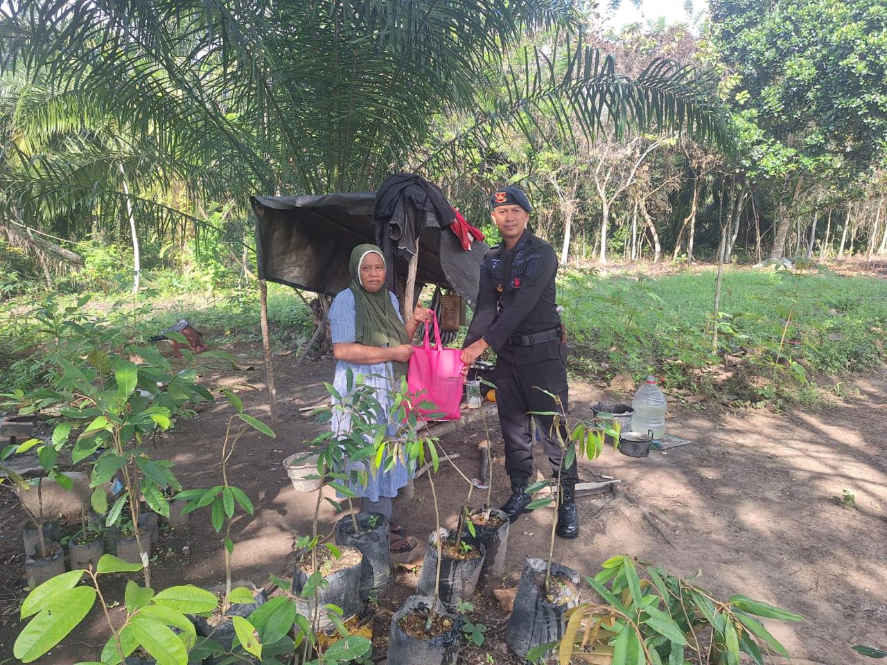 Akselerasi Penanganan Stunting, Kompi 2 Batalyon C Pelopor Gelar Jumat Berkah di Paser