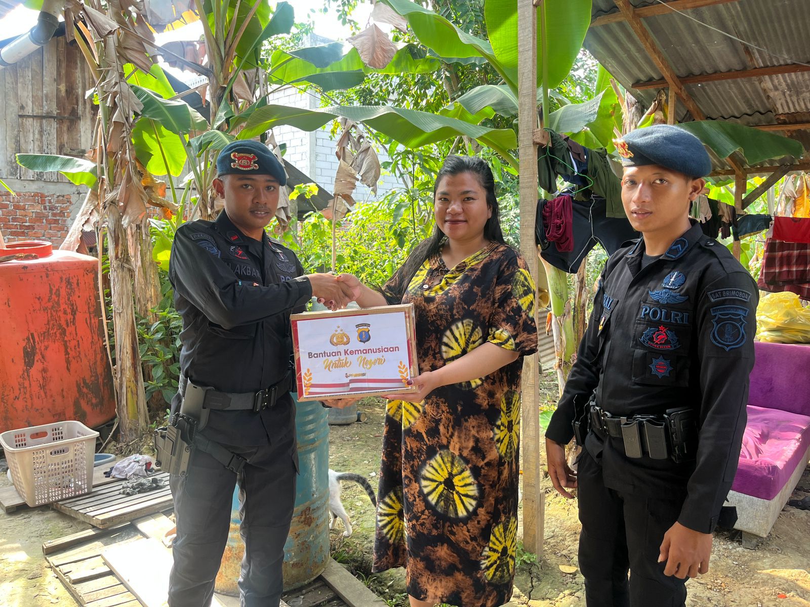 Wujud Nyata Kepedulian, Batalyon A Pelopor Satbrimob Polda Kaltim Salurkan Bantuan Bapokting di Sepinggan