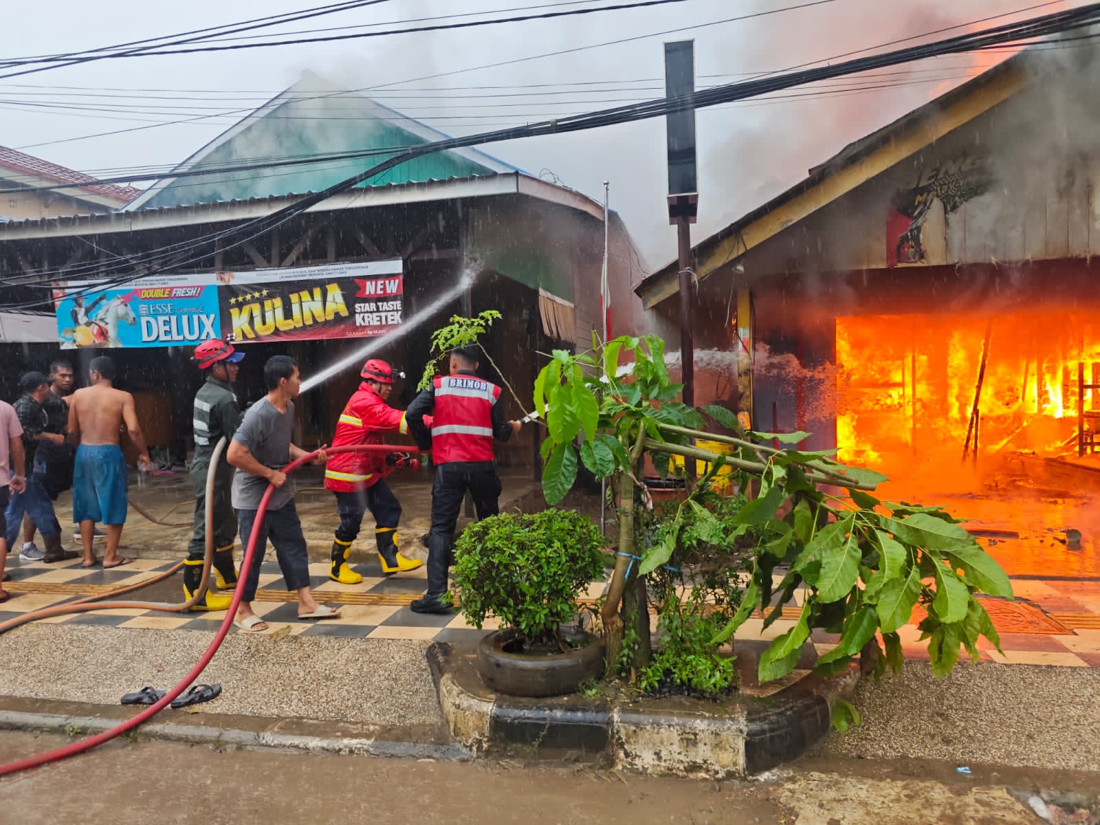 Sigap Merespons Bencana, Personel Kompi 3 Batalyon C Pelopor Amankan TKP Kebakaran di Berau