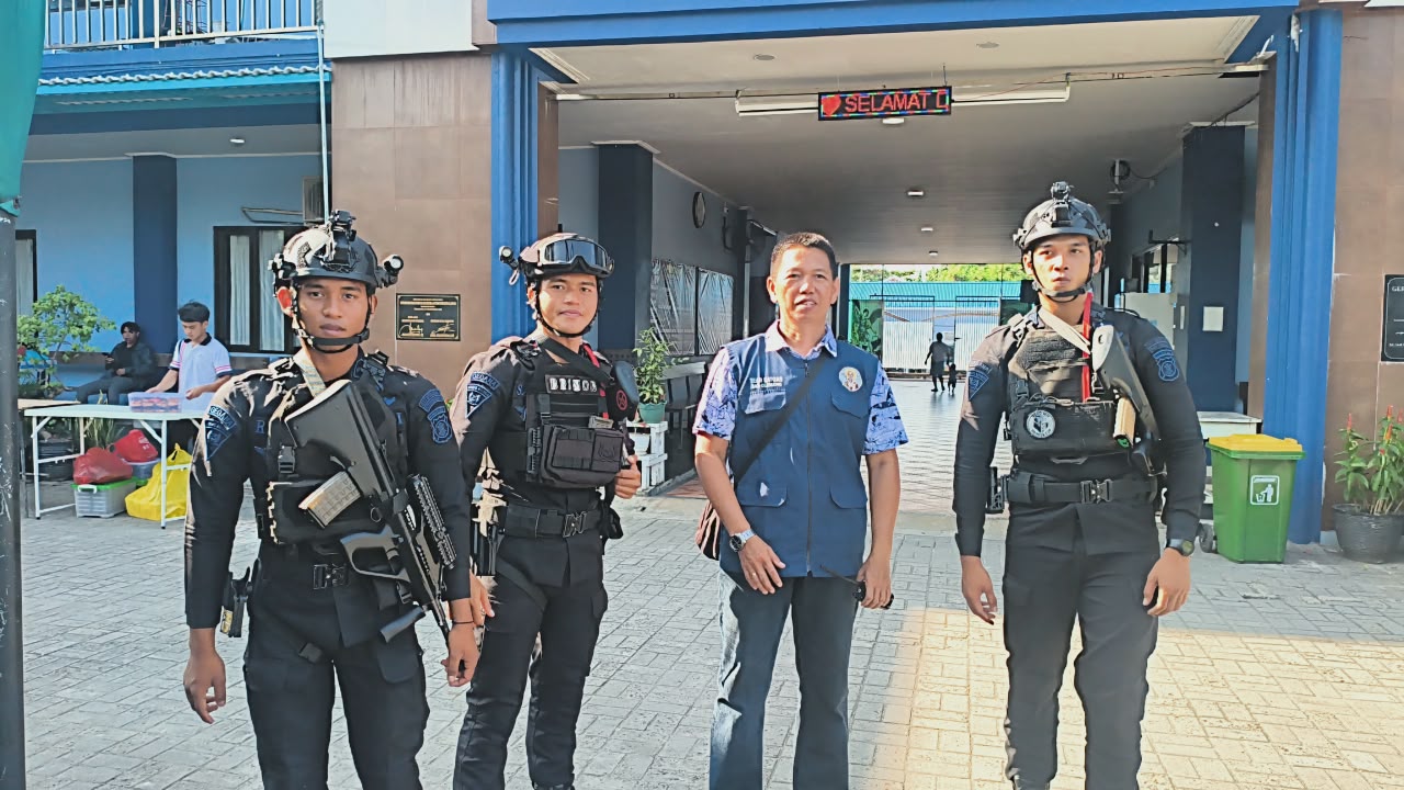 Jamin Keamanan Ibadah Minggu, Personel Batalyon B Pelopor Siaga di Sejumlah Gereja Samarinda