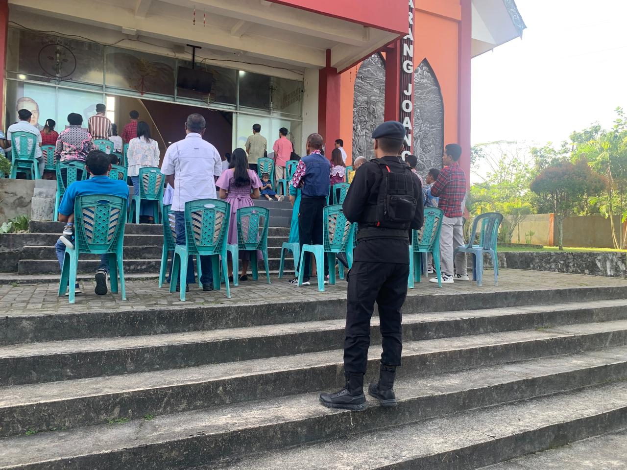 Pastikan Keamanan Ibadah Minggu, Personel Batalyon C Pelopor Patroli Gereja di Balikpapan Utara