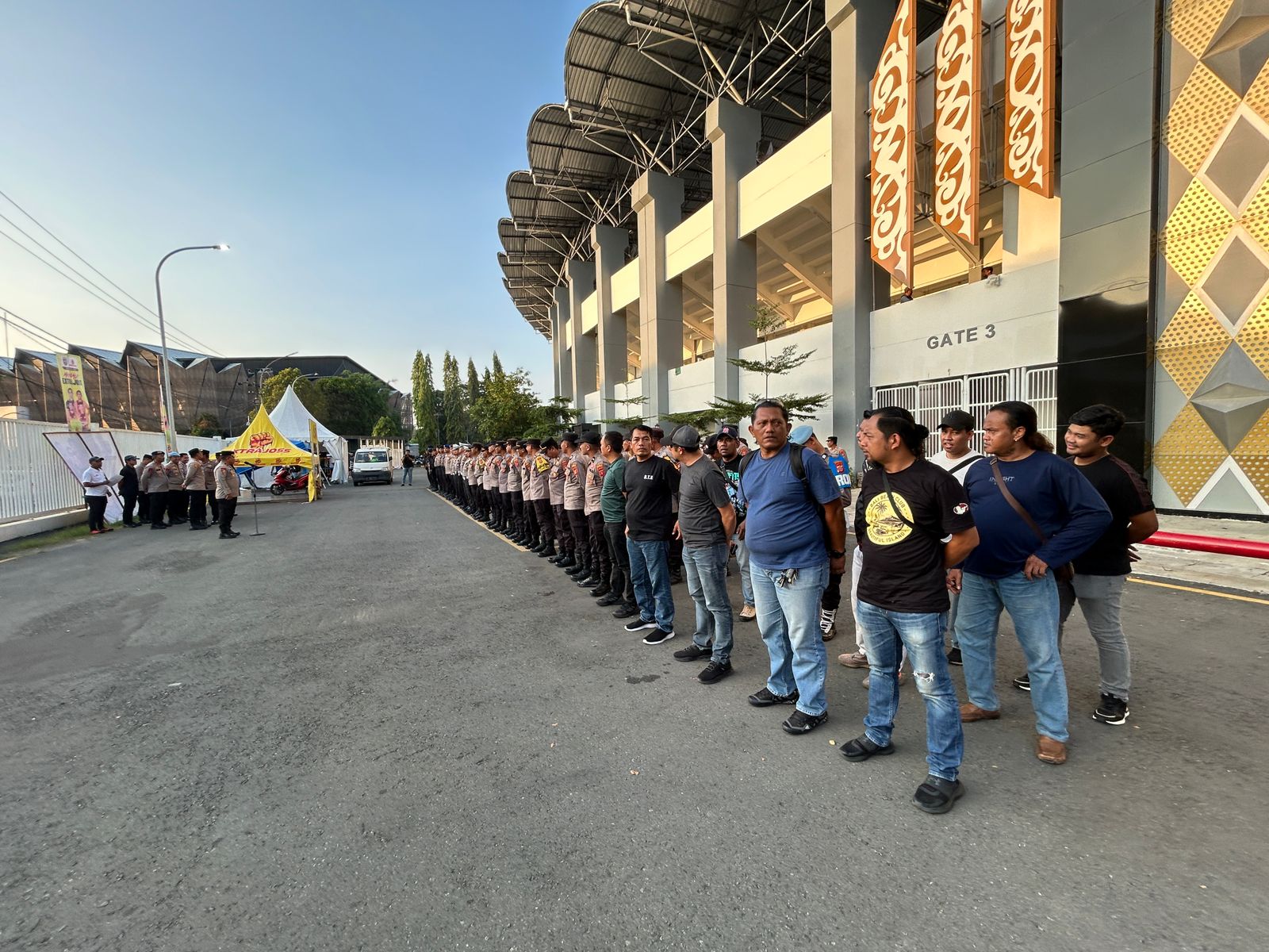 Kawal Ketat BRI Superliga, Personel Gabungan Satbrimob Polda Kaltim Amankan Laga Borneo FC di GOR Segiri