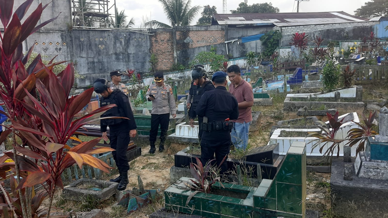 Tim Jibom Detasemen Gegana Satbrimob Polda Kaltim Evakuasi Proyektil Aktif Sisa Perang Dunia II di TPU Balikpapan Utara