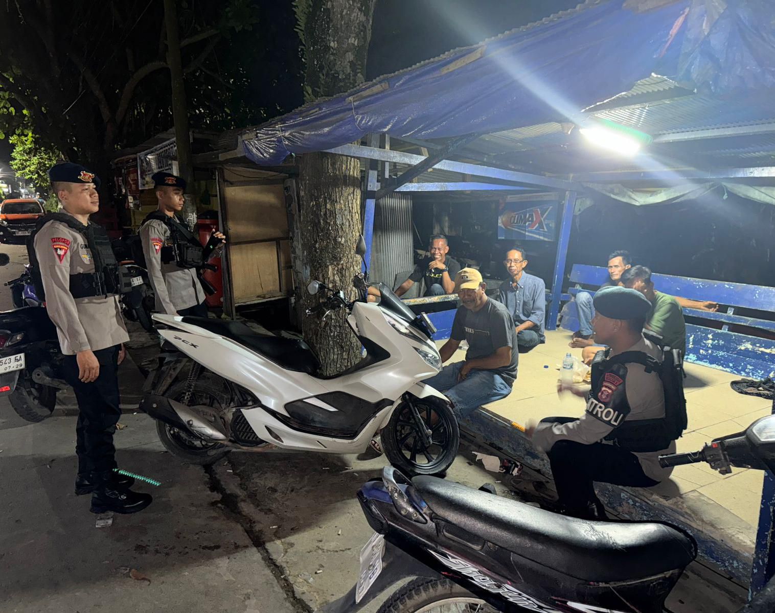 Jaga Kondusivitas Malam, Batalyon B Pelopor Satbrimob Polda Kaltim Intensifkan Patroli Sambang Warga di Samarinda Seberang