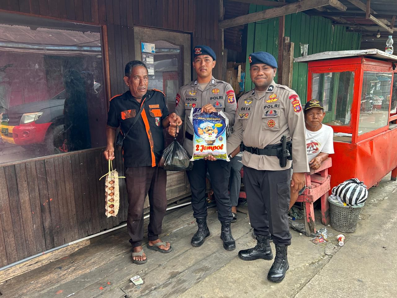Brimob Berbagi: Batalyon B Pelopor Salurkan Bantuan Kemanusiaan untuk Lansia di Samarinda Seberang