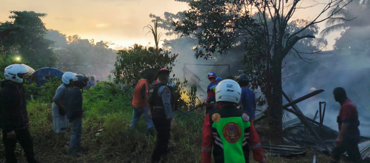 Brimob Batalyon B Pelopor Amankan Lokasi Kebakaran Rumah di Sungai Kunjang Samarinda
