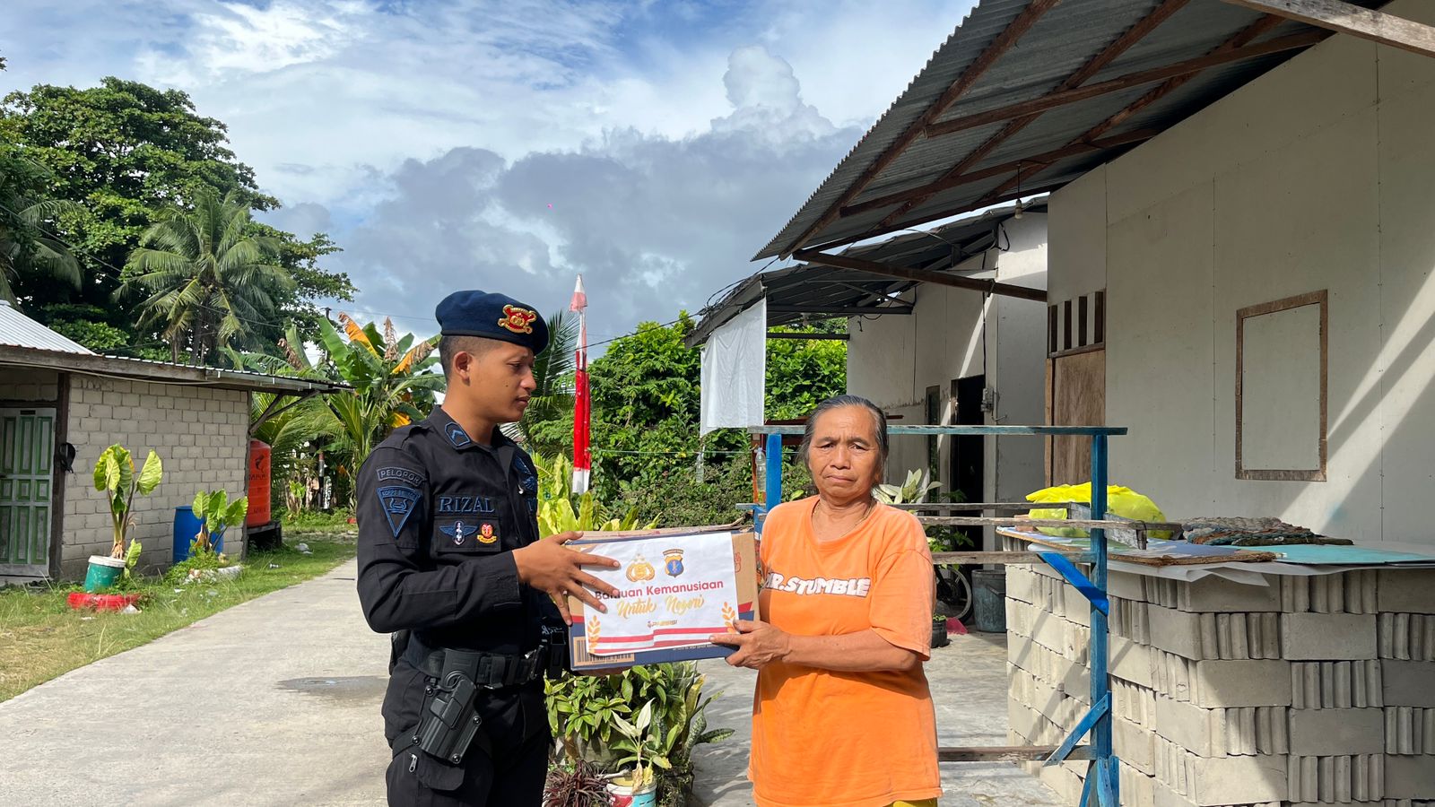 Brimob Balikpapan Gelar Jumat Berkah, Salurkan Paket Sembako untuk Warga Kurang Mampu dan Lansia