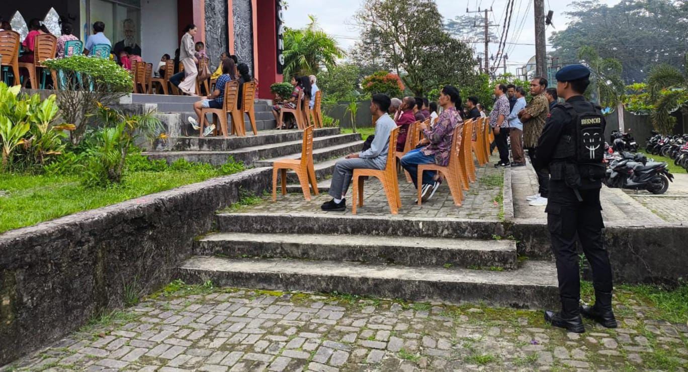 Ciptakan Rasa Aman, Batalyon C Pelopor Satbrimob Polda Kaltim Amankan Ibadah Minggu di Balikpapan Utara