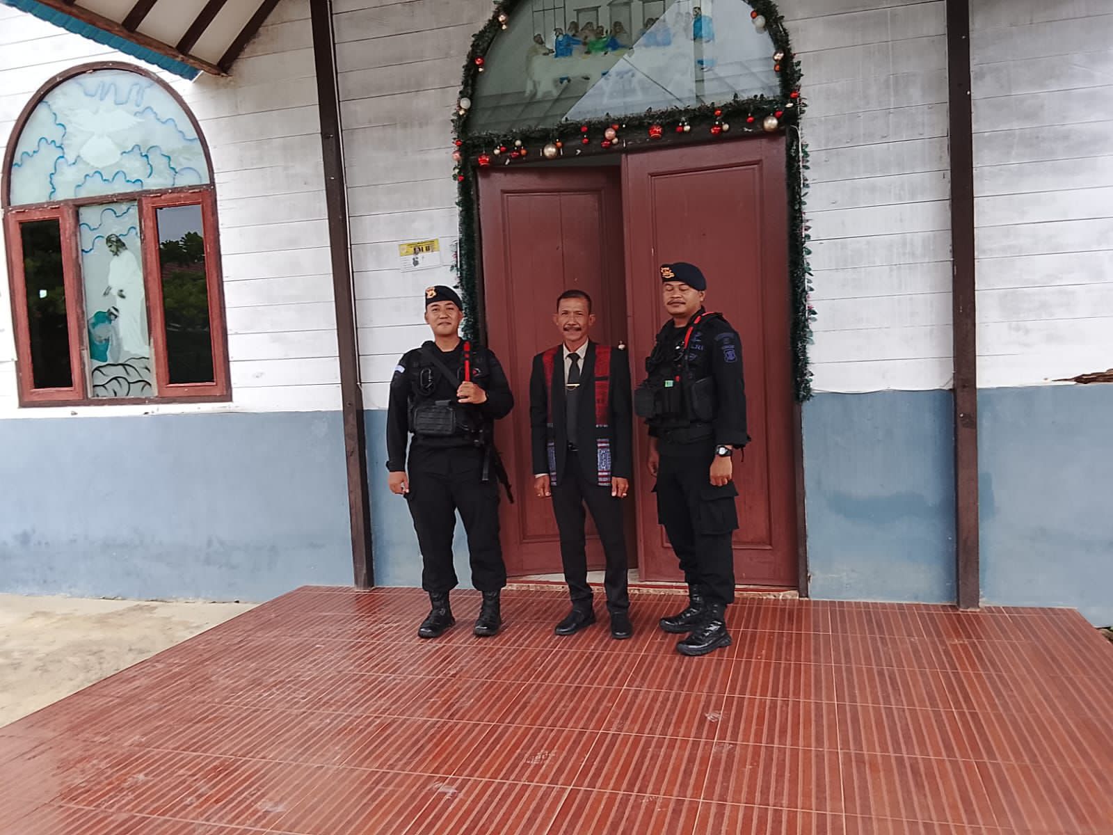 Pastikan Keamanan Ibadah Minggu, Personel Batalyon C Pelopor Satbrimob Polda Kaltim Patroli di Tanah Grogot