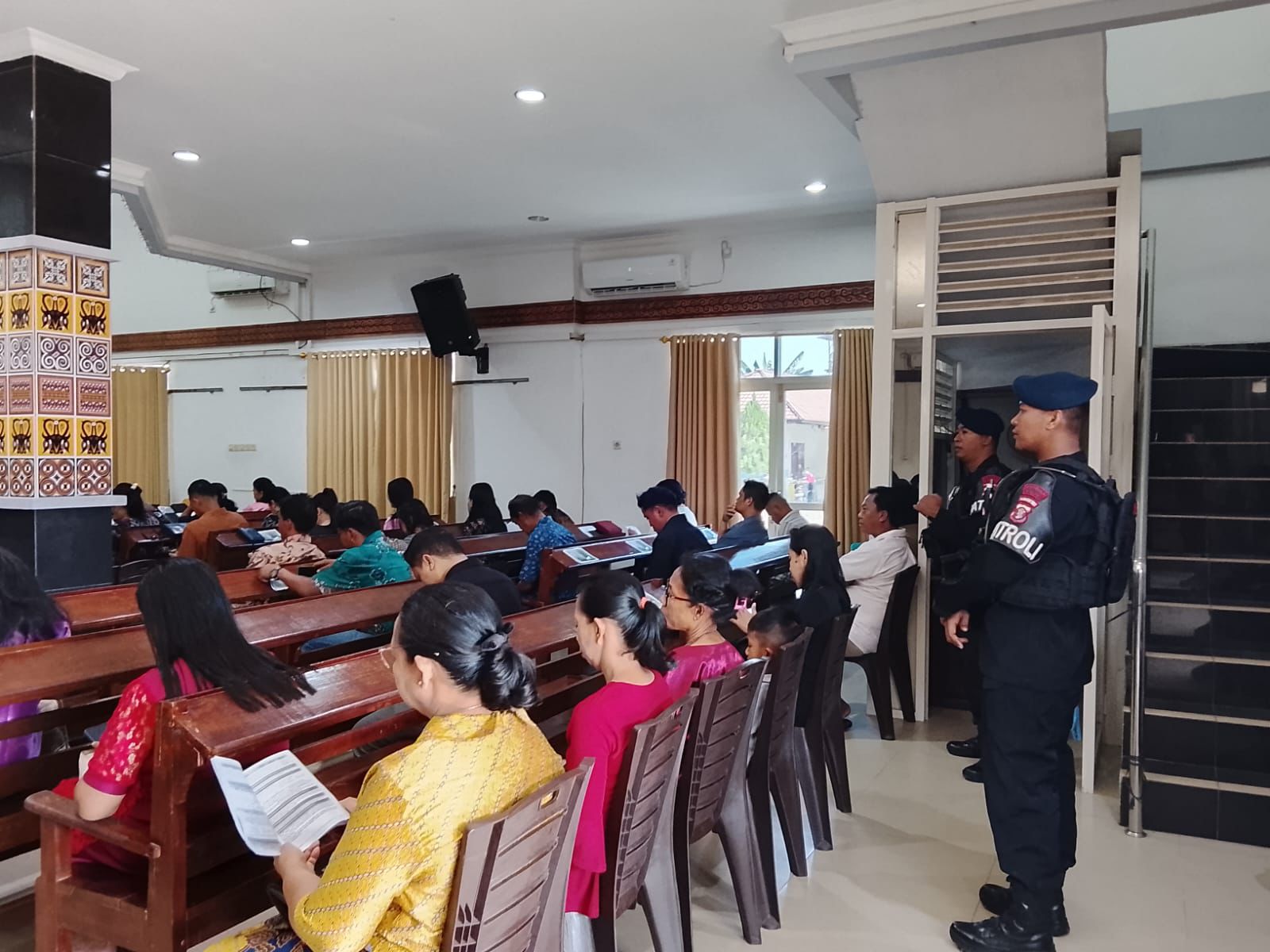 Pastikan Ibadah Minggu Aman, Personel Batalyon B Pelopor Amankan Sejumlah Gereja di Samarinda
