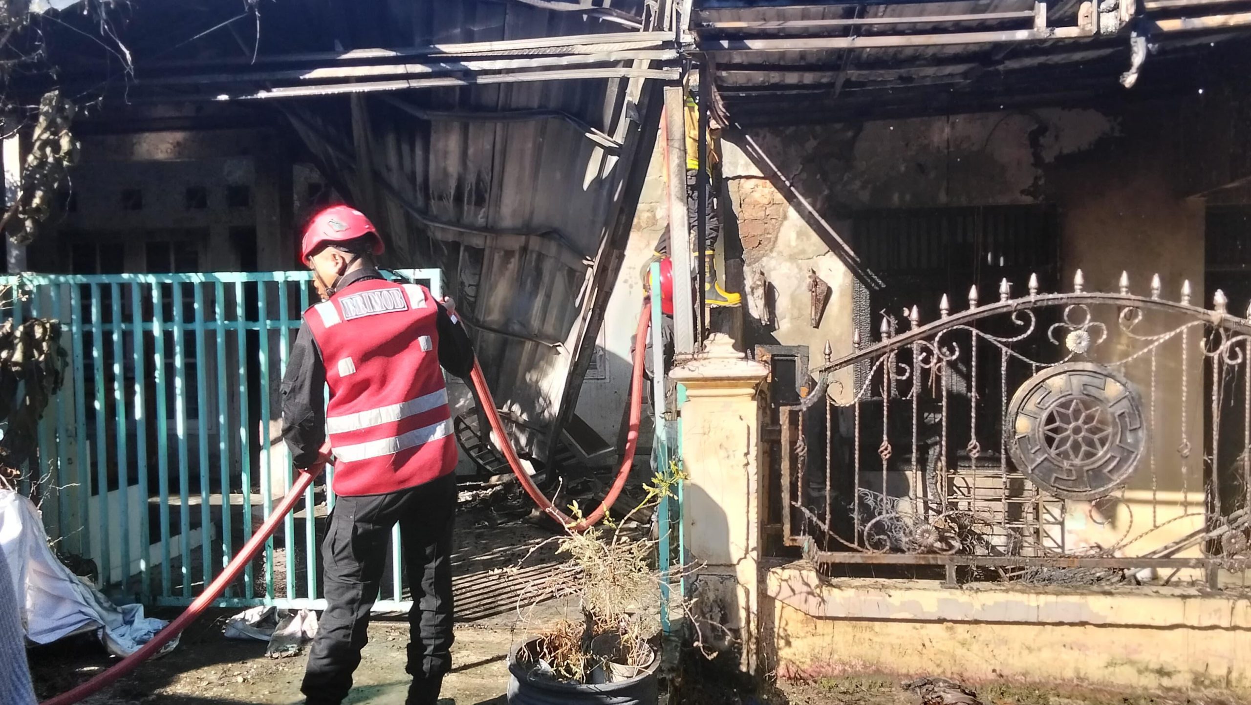 Gerak Cepat, Tim Respons Bencana Brimob Bantu Padamkan Kebakaran Di Perum BDS 2 Balikpapan